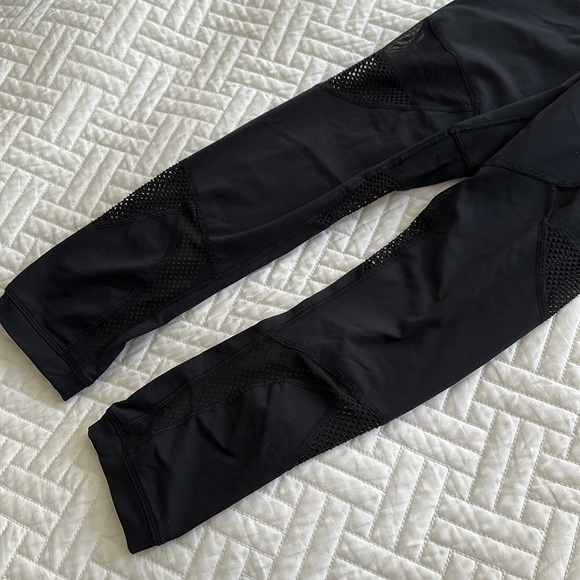 Lululemon mesh and netting capris black size 4 like new RARE - Picture 5 of 5